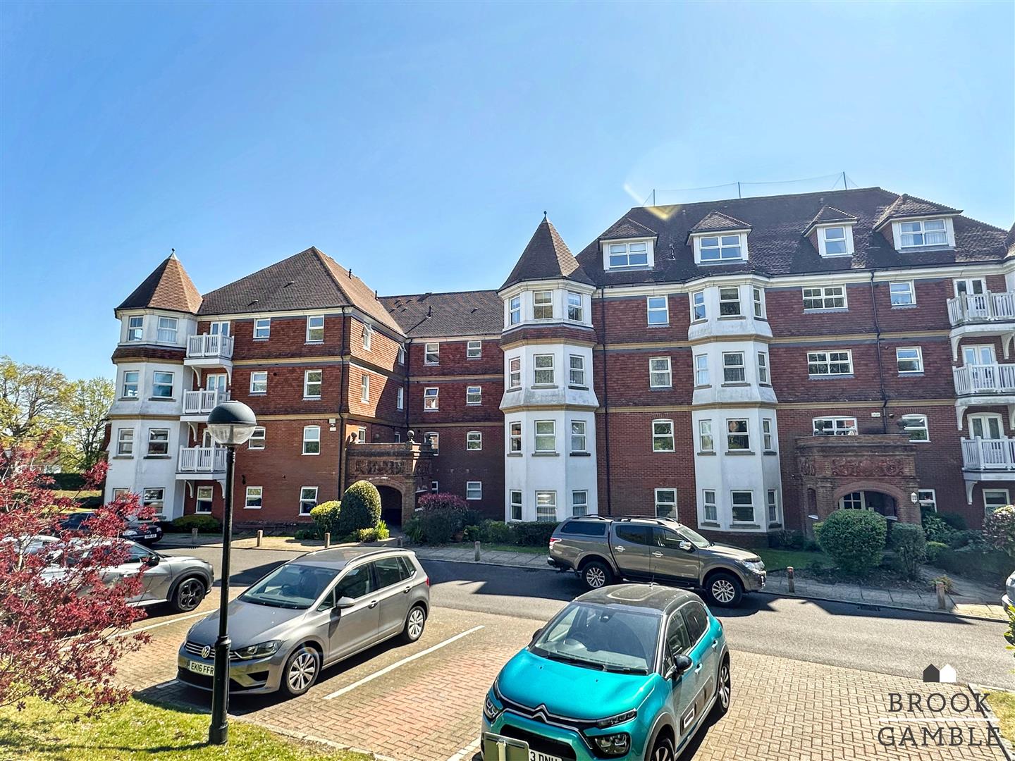 2 Bedroom Flat/Apartment. St. Annes Road in Eastbourne,  17